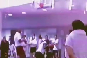 喬丹當(dāng)年退役后在健身房打球，這身材保持得真完美！