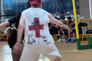 小姐姐穿黑絲光腳突破，真的不怕打滑嗎？