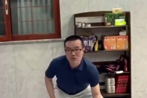 徐靜雨此前被網(wǎng)友質(zhì)疑籃球技術(shù)太菜，隨后立馬上傳自己運(yùn)球訓(xùn)練視頻